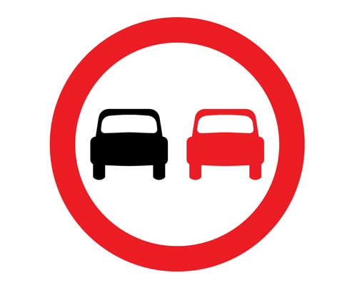 Дорожный знак "Обгон запрещен" в Англии - No overtaking