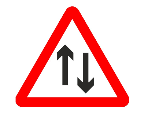 Знак "Дорога с двухсторонним движением" в Англии - Two-way traffic straight ahead